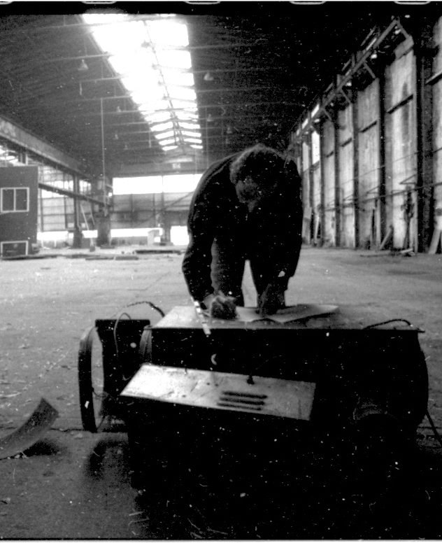 Misha Blourie macht Skizzen für zur Vorbereitung einer Ausstellung in der großen Halle